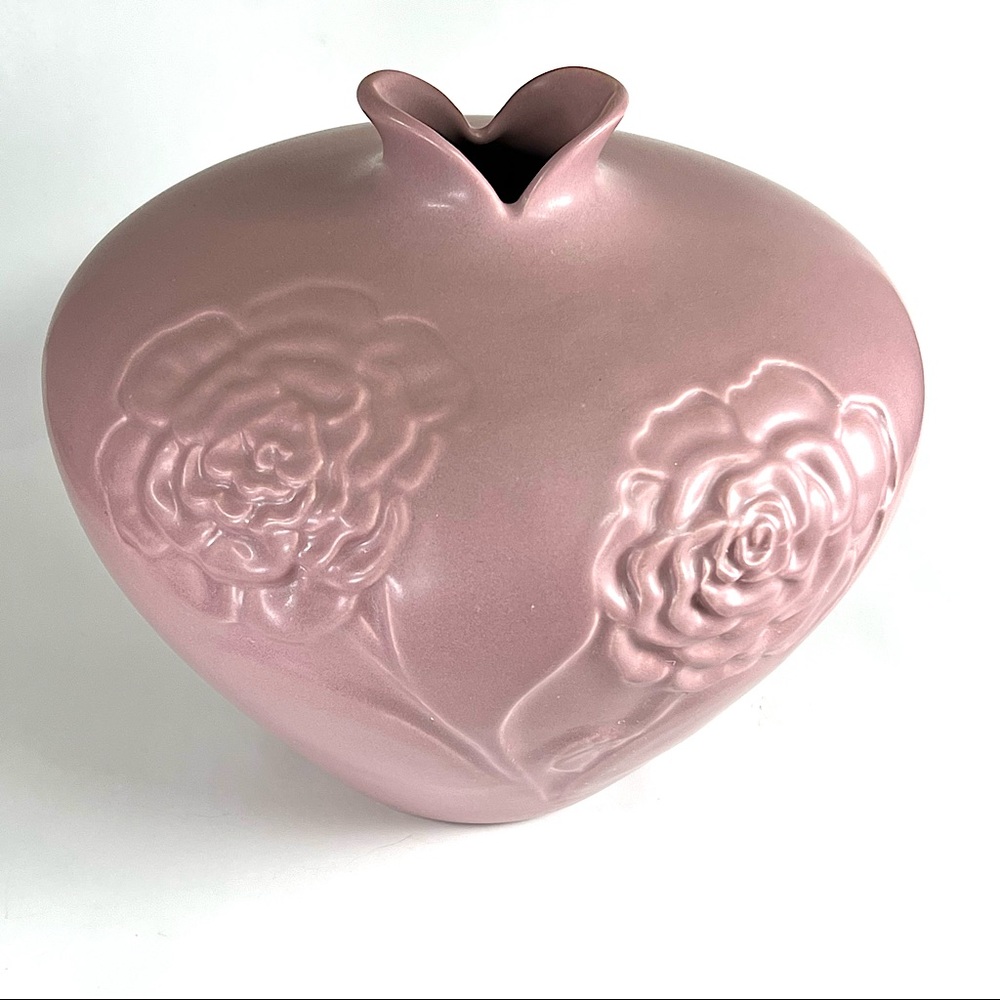 Vintage 1986 Hager Art Pottery
Chrysanthemum Vase in Matte Mauve Finish